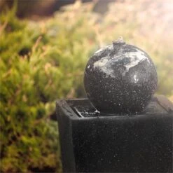 Königsbrunn Springbrunnen Solar 200 L/h LED Akku Basaltoptik -Outdoor Grills Store 10029040 yy 0003 ambient Blumfeldt Koenigsbrunn Solar Springbrunnen LED