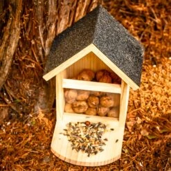 Futterhaus Für Eichhörnchen Spitzdach Kiefernholz Bitumen Unbehandelt -Outdoor Grills Store 10038048 yy 0005 logo
